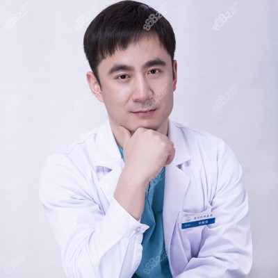 坐诊于北京八大处辛敏强医生