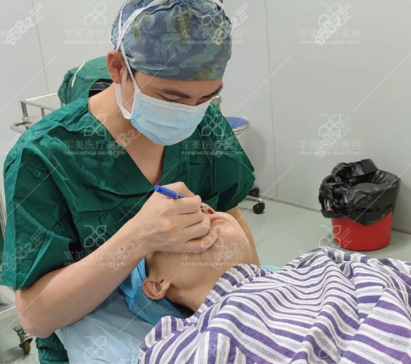 手术室中医生做更进一步的鼻整形手术方案