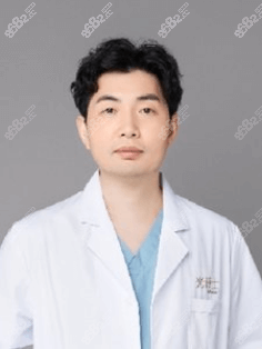 上海自体脂肪丰胸哪个医生好？上海光博士医美万汉锋医生参考
