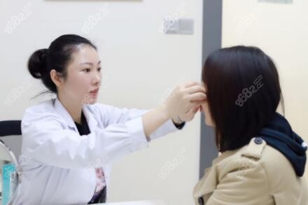 郑颖平主任做术前面诊