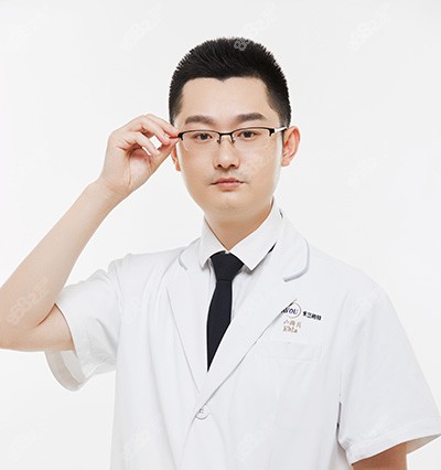 成都眼修复医生卢尚兵