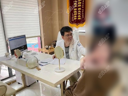 上海范荣杰隆鼻面诊中
