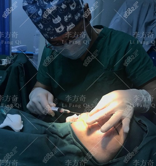 北京艾玛李方奇取生长因子手术中