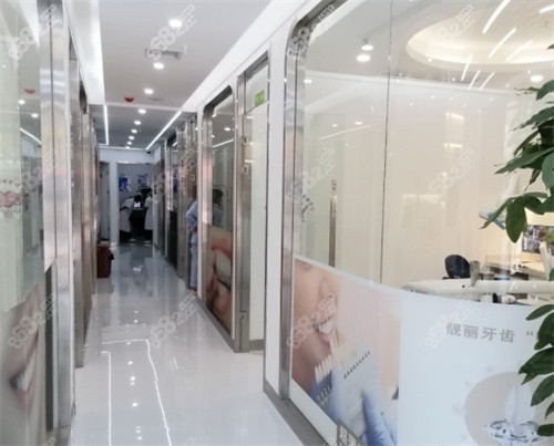 仁怀京艺口腔门诊部走廊