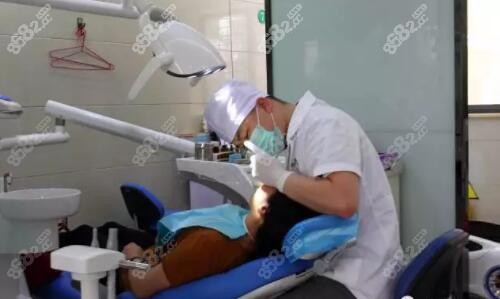 武汉江夏安立柱口腔门诊部的医生进行治疗