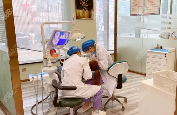 重庆牙管家口腔的医生正在诊疗中