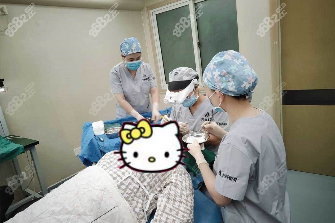 在<!--<i data=20240705-sp></i>-->正在做不剃发植发的顾客