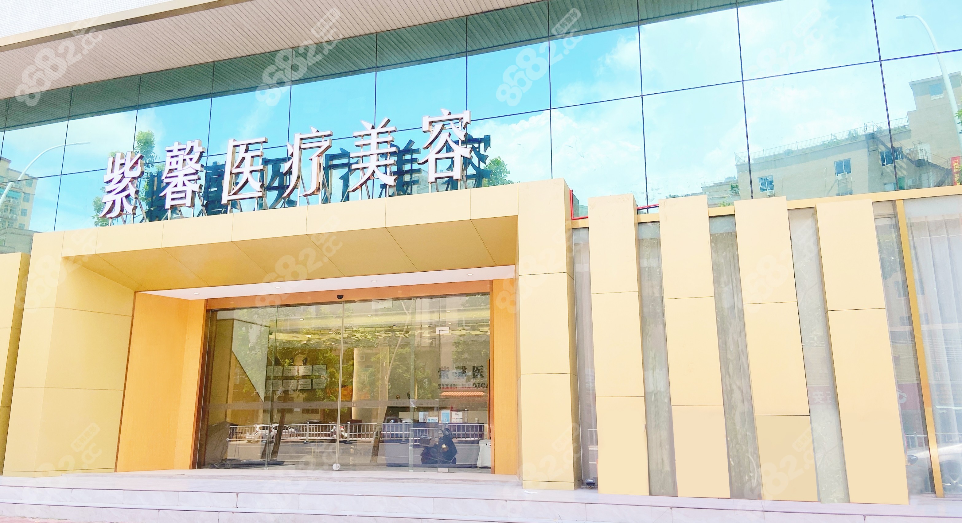 汕头紫馨医院的漂亮玻璃门面
