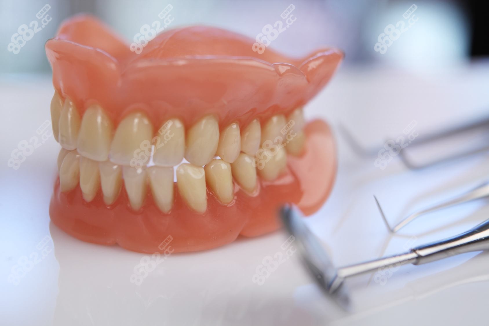 做假牙要磨旁边的牙齿吗？这篇文章给你答案-爱康健齿科