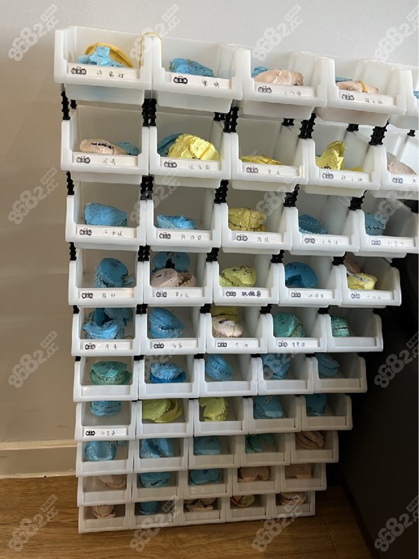 <!--<i data=20240705-sp></i>-->医生做正颌的顾客牙模展示