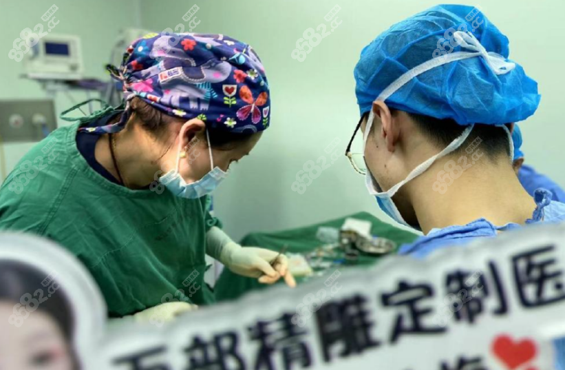 田秋梅做隆鼻的样子