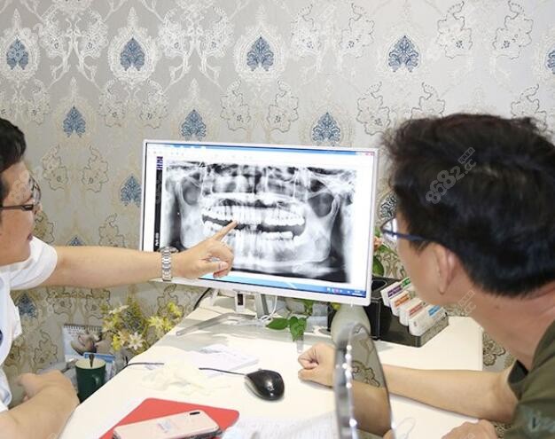 格伦菲尔口腔医生和顾客说明牙齿情况
