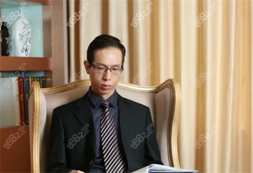 隆鼻醫(yī)生：李健