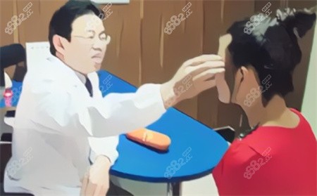 林金德醫(yī)生為顧客進(jìn)行面診
