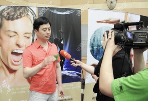 金柱翰接受电视采访
