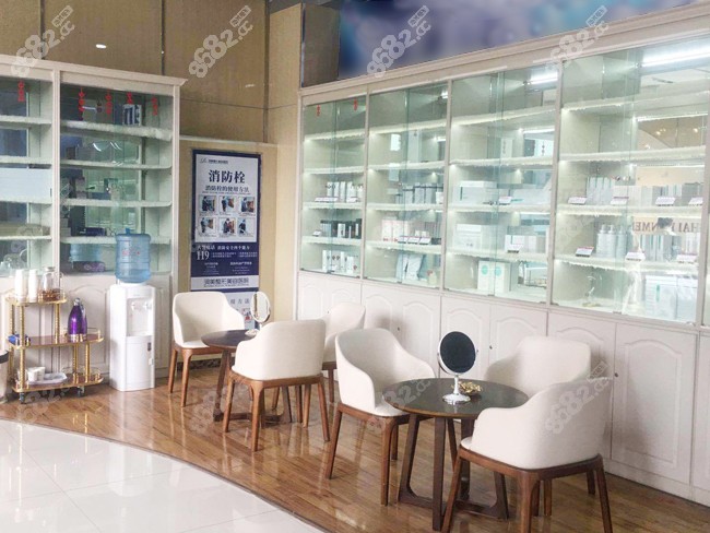 潤美整形所使用材料都會在陳列柜中展出