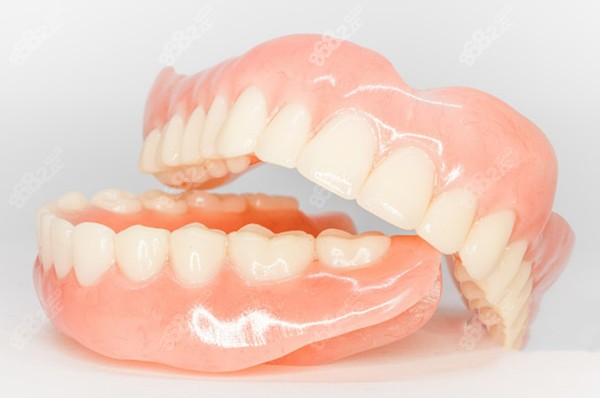 满口假牙是怎么固定的图片