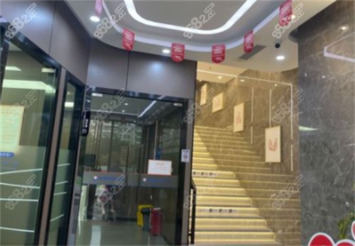 深圳宝城口腔医院楼梯口示意图