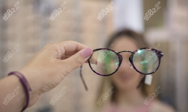 离焦镜片和普通镜片的眼镜的区别