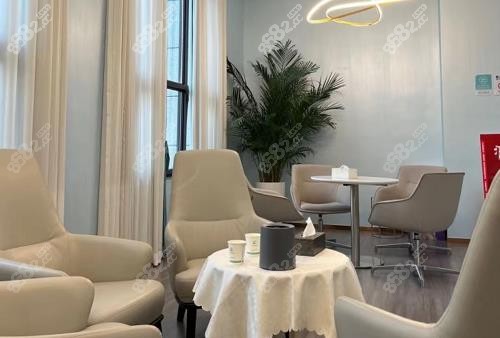 成都薛瑞胸部為什么那么貴