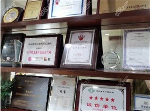 接着看深圳蒙恩齿科荣誉资质