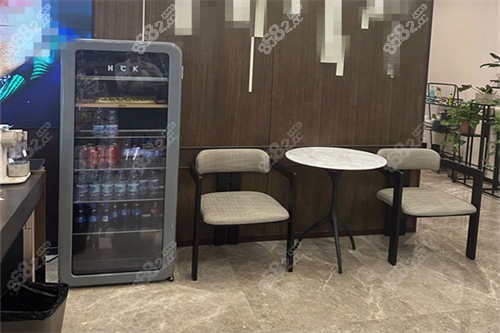 北京加减美医疗美容门诊部休息区图