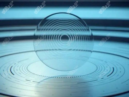 依视路星趣控镜片