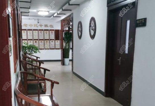 上海中西结合医院走廊休息区.png