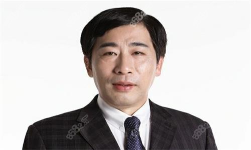 广州郭震宇医生西装照