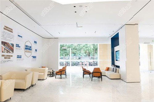 深圳八大处医疗美容医院一楼大厅休息区