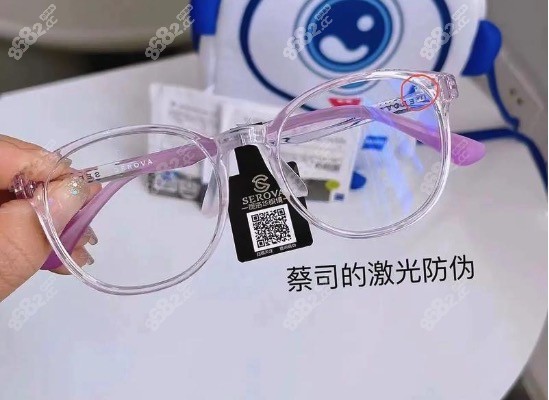 依视路和蔡司镜片哪个适合青少年？