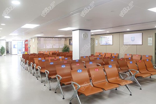 深圳爱尔眼科医院等候区.jpg