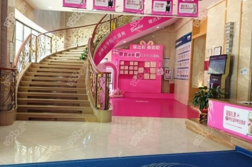 深圳富华医疗美容医院前厅楼梯口