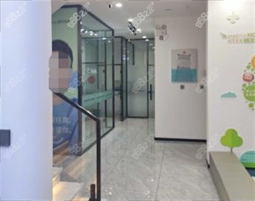 沈阳荷马口腔走廊一角.png