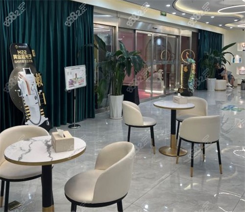 济南俏嘉丽医疗美容等候区环境图.jpg