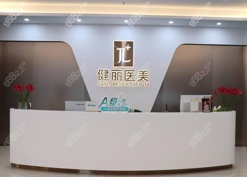 张晋宝去眼袋在什么医院？