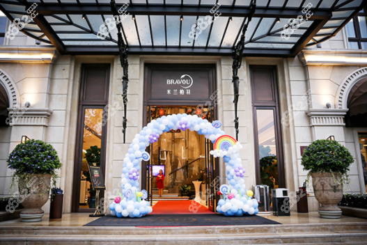 成都米蘭伯羽門口