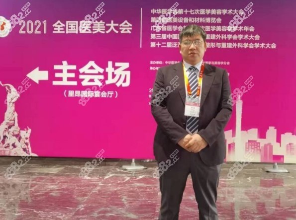 薛瑞做的隆胸手術怎樣