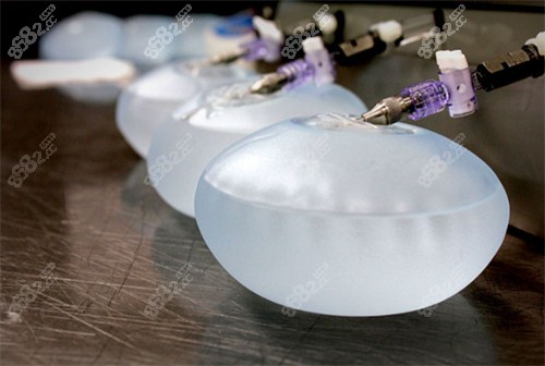 制作隆胸假體過程