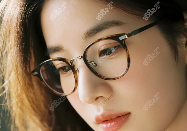 一千多的镜片和 300 多区别：品牌与服务，藏在价格里的附加值