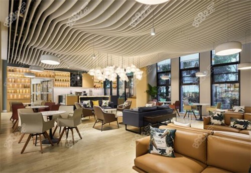 重庆松山医院大厅环境照片