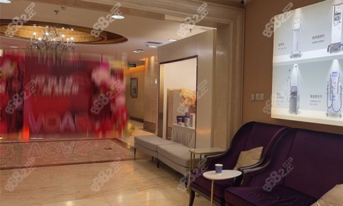 北京丽都美容的等待区.jpg