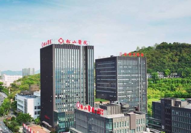 重庆李喆个人简介资料大公开:2025李喆在重庆松山坐诊,擅长高难度鼻修复技术口碑双高!