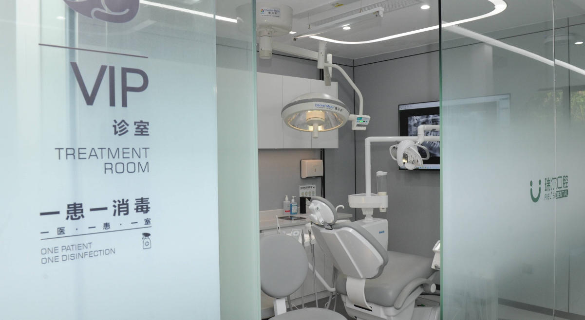 三、珠海六和口腔医院梁展鹏医生介绍