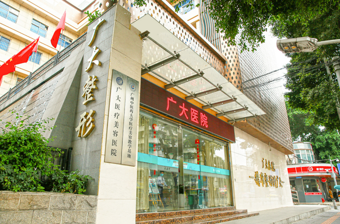 何錦泉跟艾偉健做正頜手術(shù)哪個(gè)更好