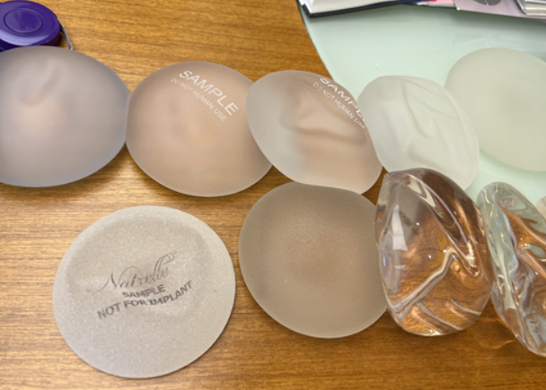 朱淼醫(yī)生vs南京熱門(mén)胸修復(fù)醫(yī)生：經(jīng)驗(yàn)與技術(shù)的橫向?qū)Ρ?></p><h3>四、朱淼醫(yī)生vs南京熱門(mén)胸修復(fù)醫(yī)生：經(jīng)驗(yàn)與技術(shù)的橫向?qū)Ρ?/h3><p>為了更直觀展示朱淼醫(yī)生的優(yōu)勢(shì)，我們整理了南京3位熱門(mén)胸修復(fù)醫(yī)生的基礎(chǔ)信息對(duì)比（均為2025南京胸修復(fù)十大醫(yī)生榜中的醫(yī)生）：</p><table class=