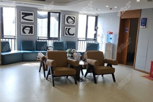 成都現(xiàn)代整形醫(yī)院候診區(qū).jpg