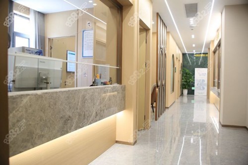 濟(jì)南麗合醫(yī)療美容內(nèi)部過(guò)道環(huán)境