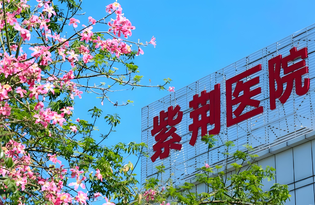 萬啟龍頦成型費(fèi)用明細(xì)：?jiǎn)渭兾⒄{(diào) 25000-35000 元，個(gè)性化定制 35000-45000 元，二次修復(fù) 40000 元起！