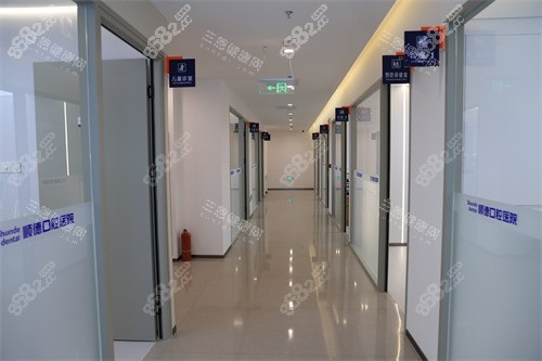 天津順德口腔醫(yī)院診療區(qū)走廊 天津順德口腔醫(yī)院診療區(qū)走廊